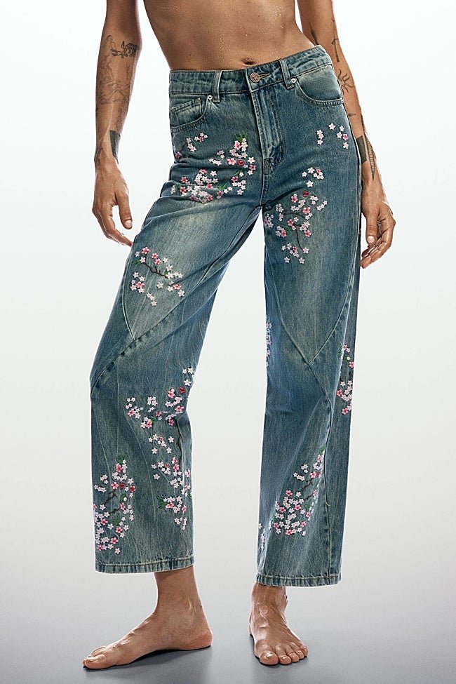 Vaqueros con bordados de Desigual (99,99 euros)