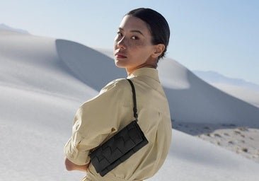 Las chicas más elegantes llevan bolsos de cuero trenzado: perfectos para ir a la oficina