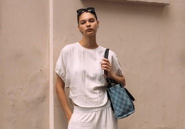 Pantalones fluidos con cordón: la alternativa fresca y elegante a los vaqueros en verano