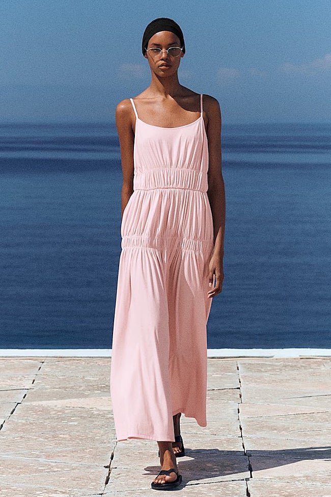 Vestido rosa de COS (89 euros)
