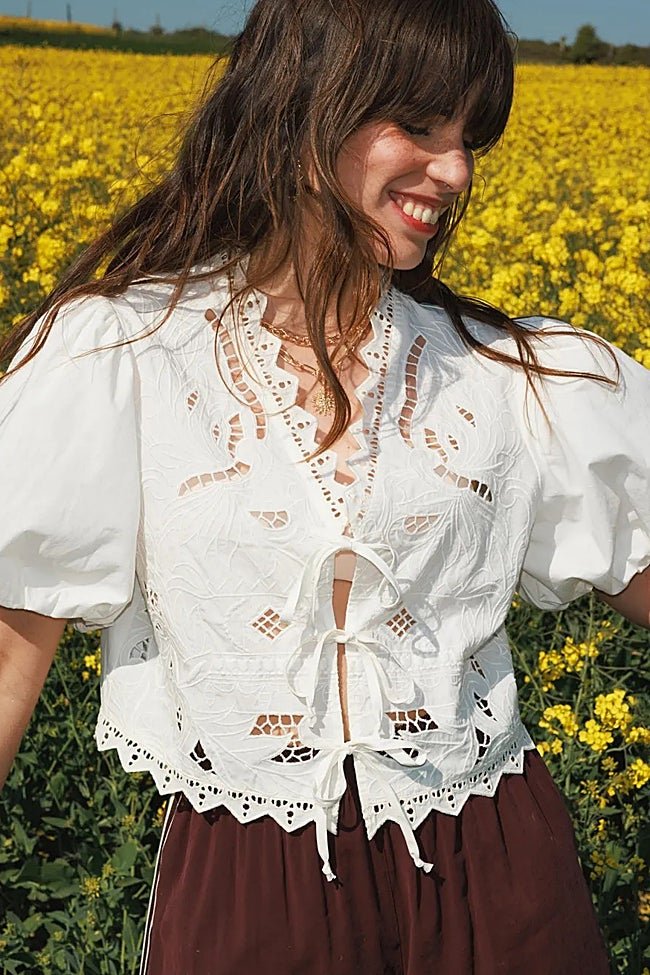 Camisa blanca con bordados de Promod (35,99 euros)