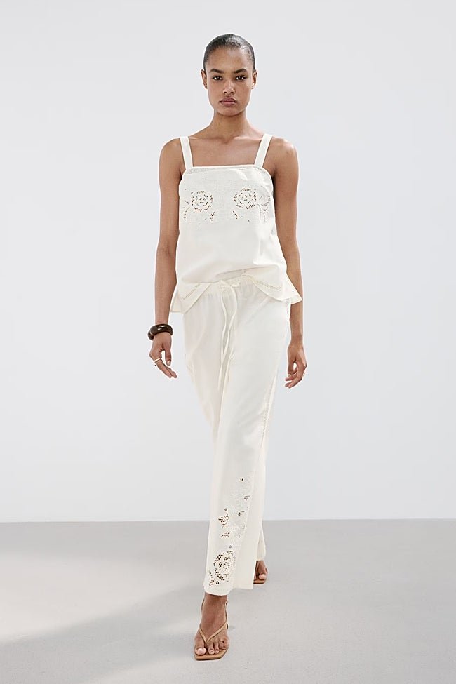 Pantalón blanco de Mango (49,95 euros)