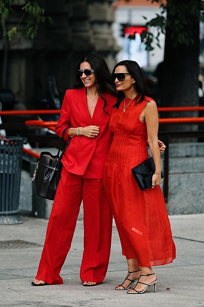 El color rojo también triunfa en el street style.
