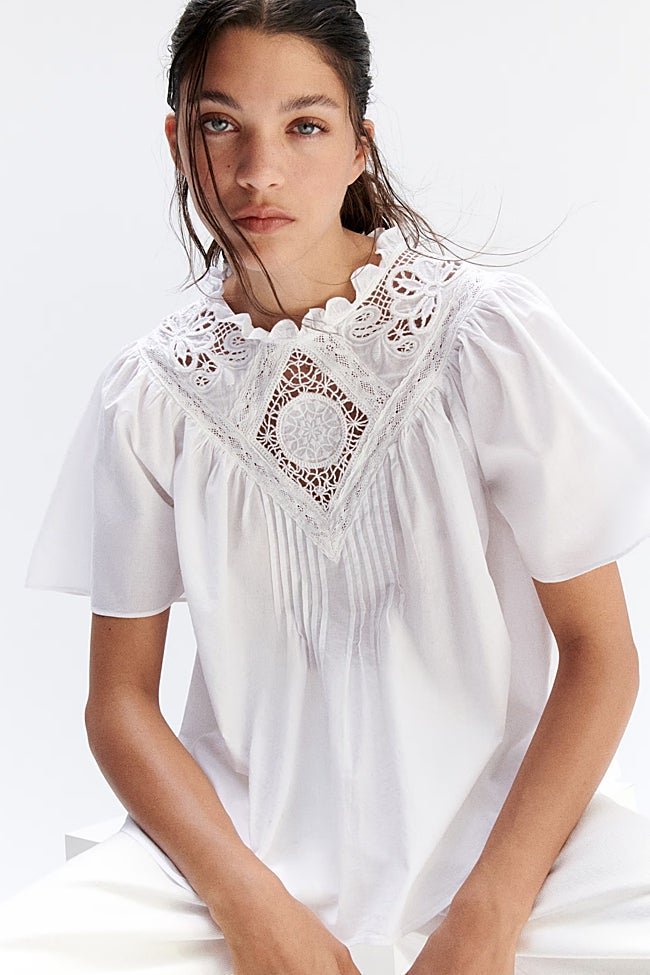 Blusa con bordados de H&M (29,99 euros)