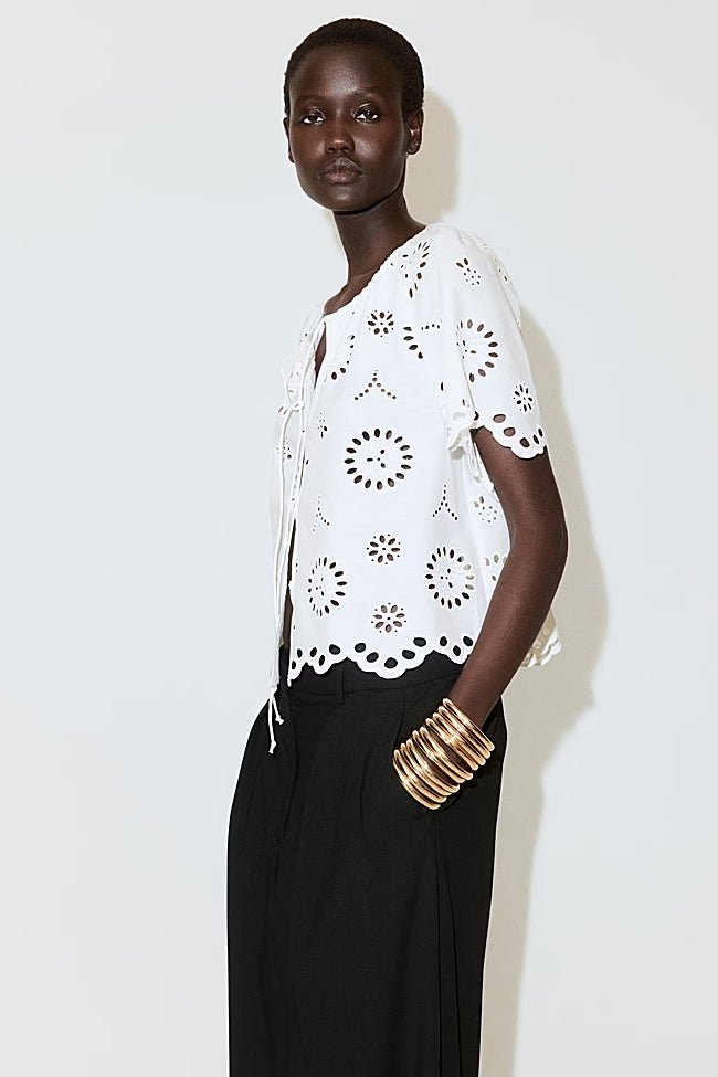 Camisa blanca de Mango (25,99 euros)