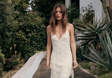 El vestido con flecos es la prenda de la que no podrás escapar este verano
