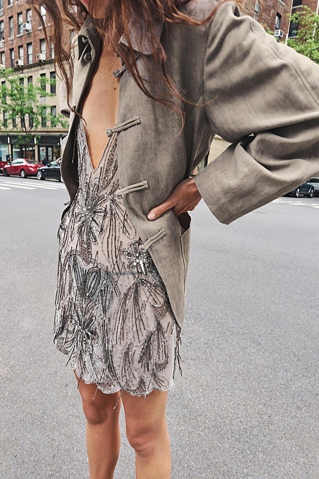 Vestido con lentejuelas de Zara (119 euros)