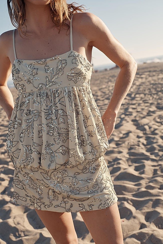 Vestido con lentejuelas de Zara (49,95 euros)