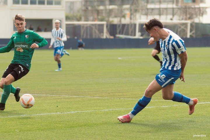 El Oso Martínez disputando un partido en las inferiores del Málaga (Instagram Oso Martínez).