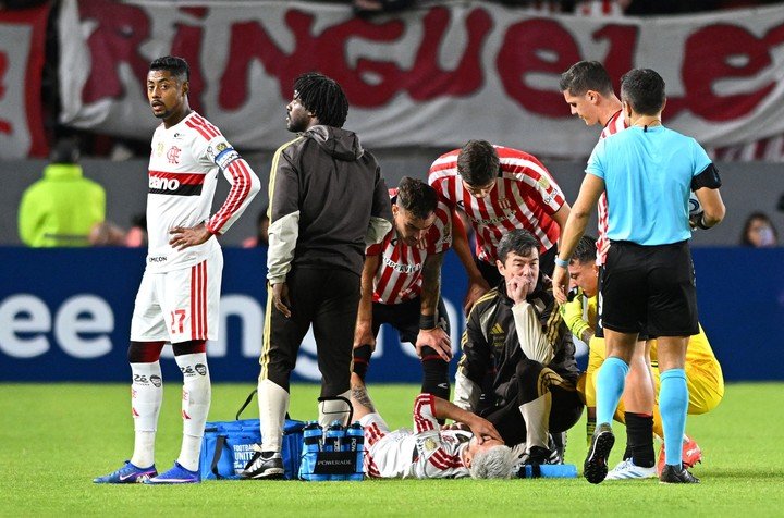 Giorgian de Arrascaeta cuando se lesionó en La Plata.