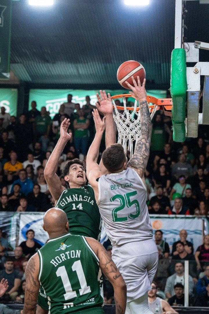 Rivero y Bettiga luchan en el aro.