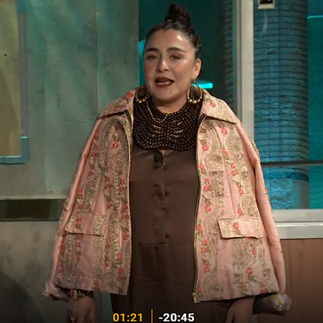 Candela Peña con una chaqueta de Iturri Enea en La Revuelta.