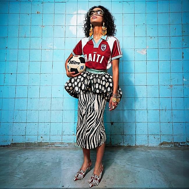 Una camiseta de fútbol con falda estampada.