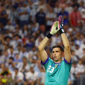 Video: Dibu Martínez ordenó una "segunda barrera" antes del gol de Gio Lo Celso y se volvió viral