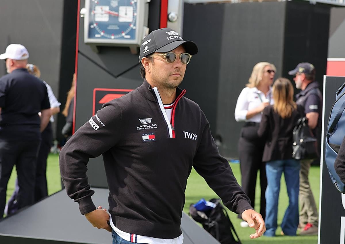 Imagen secundaria 1 - El coche de F1 de Gucci, el plioto Checo Pérez vestido con ropa de Tommy Hilfiger y el baúl de Louis Vuitton para el trofeo.