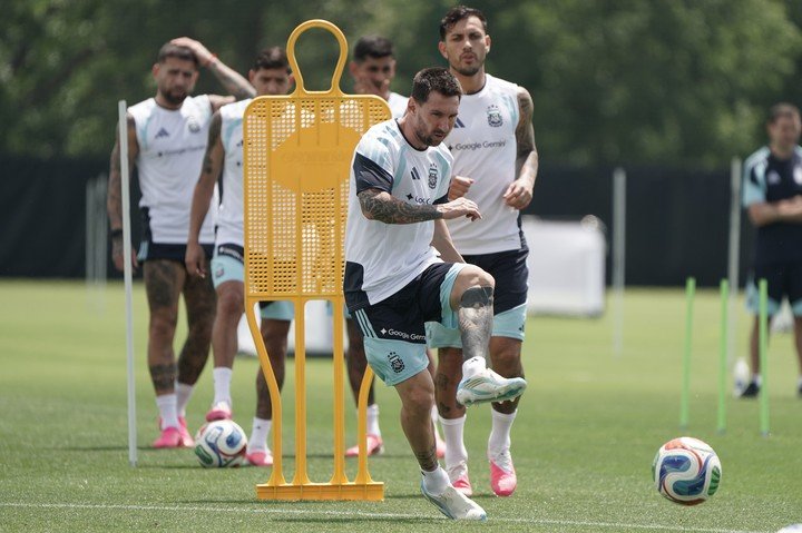 La zurda de Messi, siempre la zurda de Messi.
Foto: Juan Tesone.