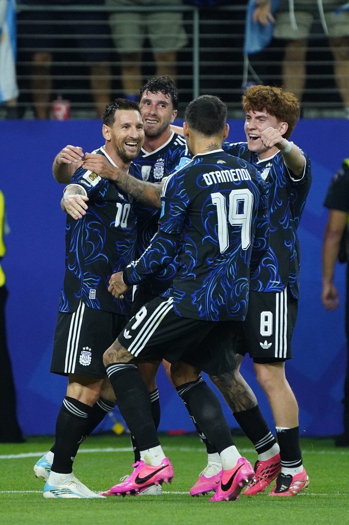 Abraazo de gol para Messi, la Selección y Barco (Juano Tesone).