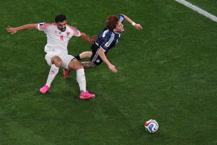 Barco entró picante ante Jordania, se animó a pasar al ataque y hasta generó algunas faltas cerca del área.