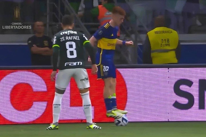 La imagen que Barco inmortalizó en San Pablo ante Palmeiras en la Libertadores: se paró con los dos pies sobre la pelota.