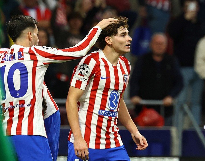Julián Álvarez junto a Alex Baena (REUTERS)