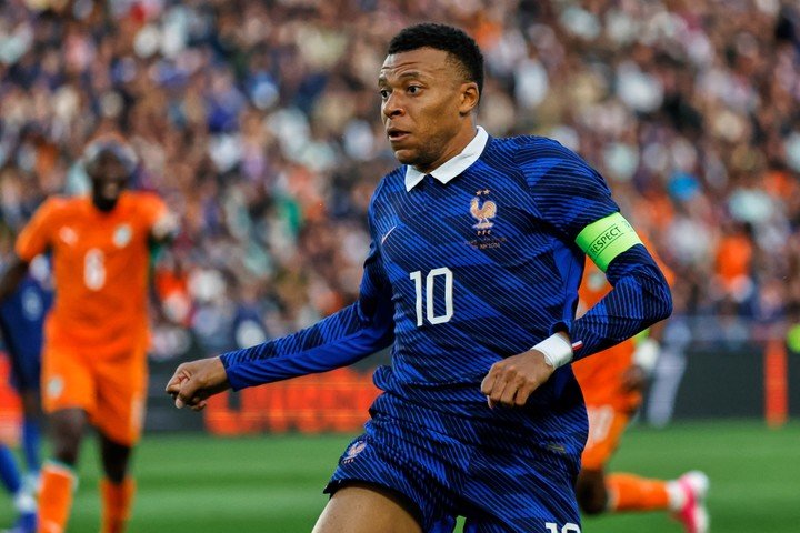 Mbappé ante Costa de Marfil. (Foto: AP)