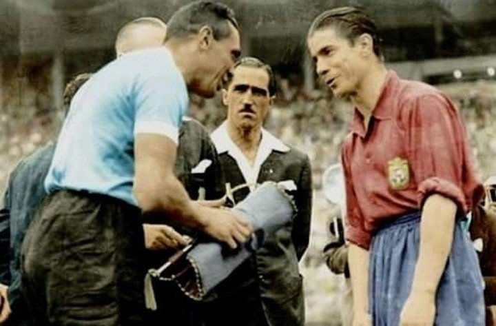 El saludo entre capitanes en Brasil 1950.