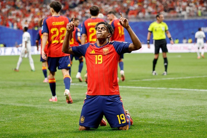 Lamine Yamal y el festejo de su gol ante Arabia Saudita. (Foto: AP)