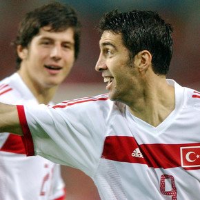 Es el máximo goleador histórico de Turquía y no tiene permitido ir a la cancha, pero hizo algo para lograrlo