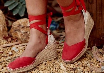 Alpargatas rojas de cuña: el zapato cómodo y colorido que regresa en 2026