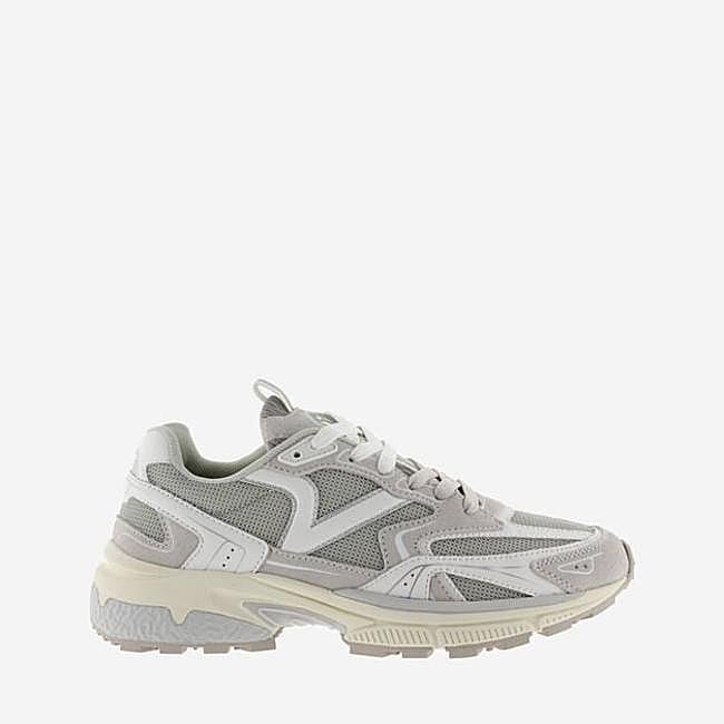 Zapatillas grises MYTHOS de Victoria, 99,90 euros.