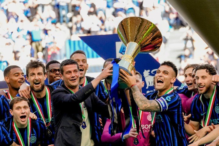 El Toro y Cristian Chivu tras la obtención de la Serie A (AP)