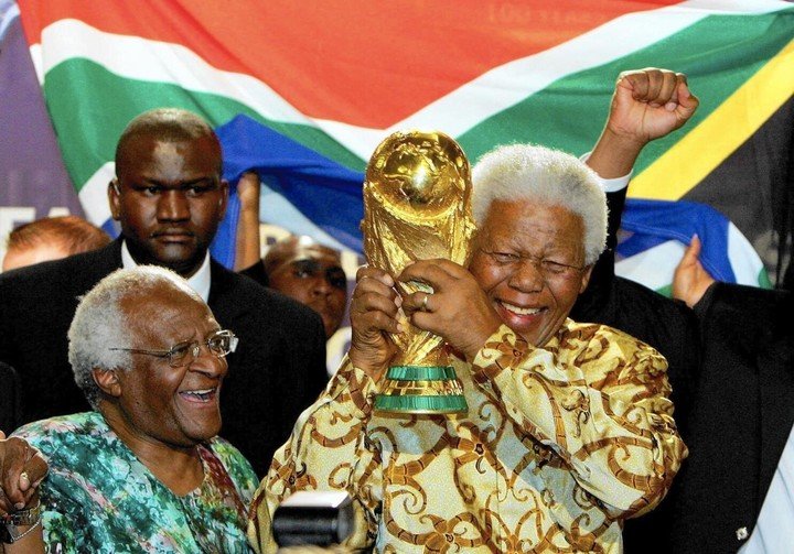 El ídolo sudafricano con el trofeo dorado. 
