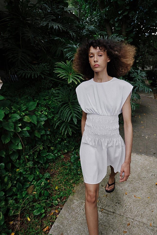Vestido blanco de Zara (22,99 euros)