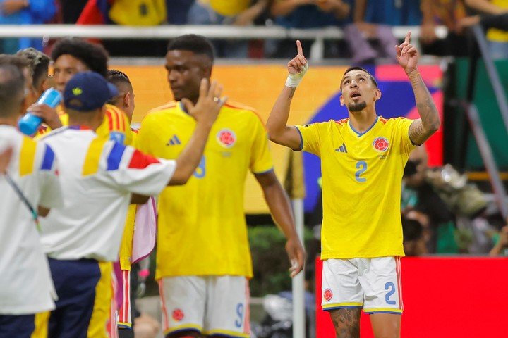 Daniel Muñoz celebras su gol (EFE).