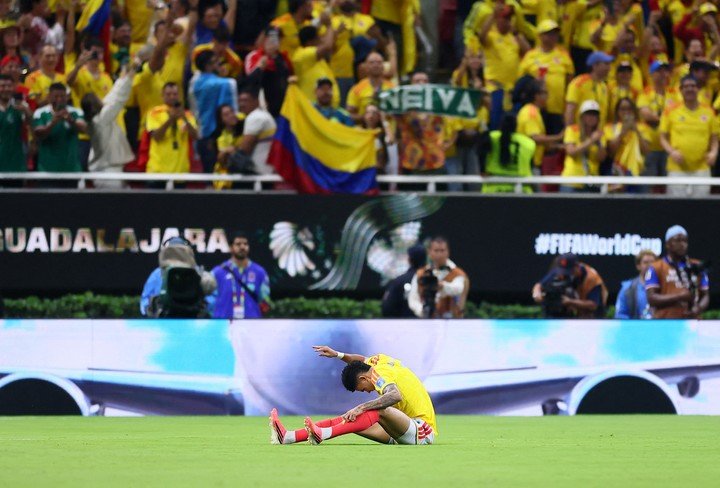 Luis Diaz en el piso (Reuters).
