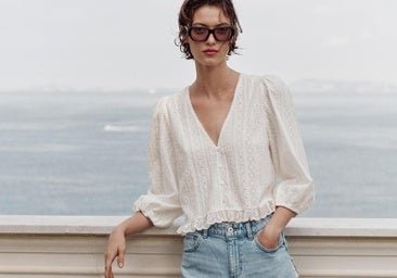 Estas blusas blancas son perfectas para llevar con vaqueros: ponibles, versátiles y elegantes