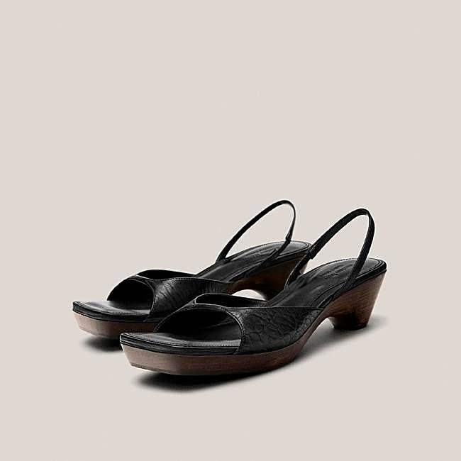 Zuecos estilo sandalia en negro de Massimo Dutti.