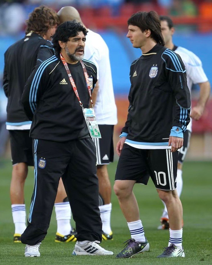 Leo con el Diego, en Sudáfrica 2010. Fotón (@leomessi).