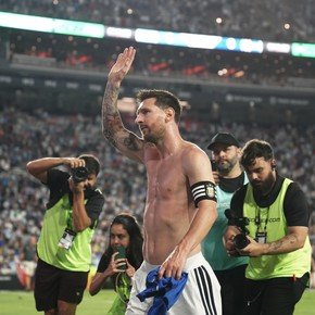 El intercambio de camisetas de Lionel Messi ante Islandia y una charla especial
