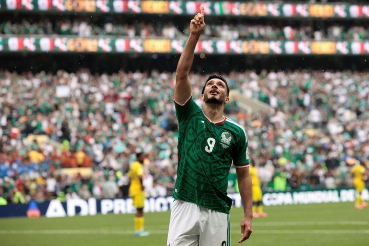 El emotivo festejo de Raúl Jiménez tras su gol ante Sudáfrica (EFE).