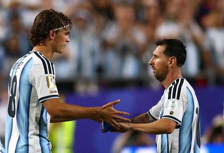 Nico Paz con Lionel Messi en la Selección. (REUTER) 