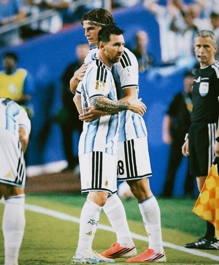 Nico Paz junto a Messi.