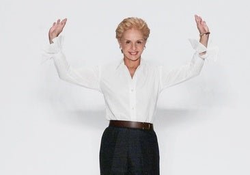 La camisa masculina como símbolo de poder femenino: por qué sigue siendo el gesto favorito del lujo según Carolina Herrera