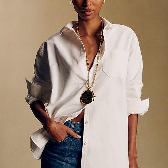 Camisa blanca oversize de Sézane, 95 euros.