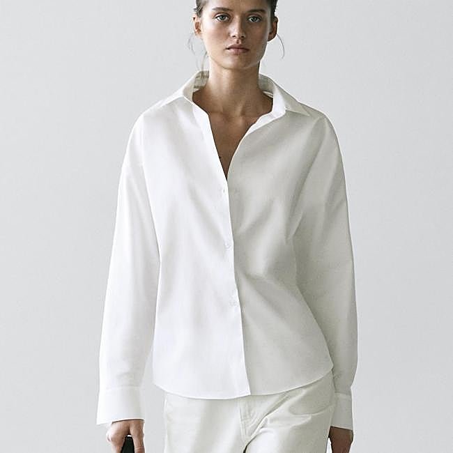 Camisa blanca 100% de algodón de Massimo Dutti, 59,95 euros.