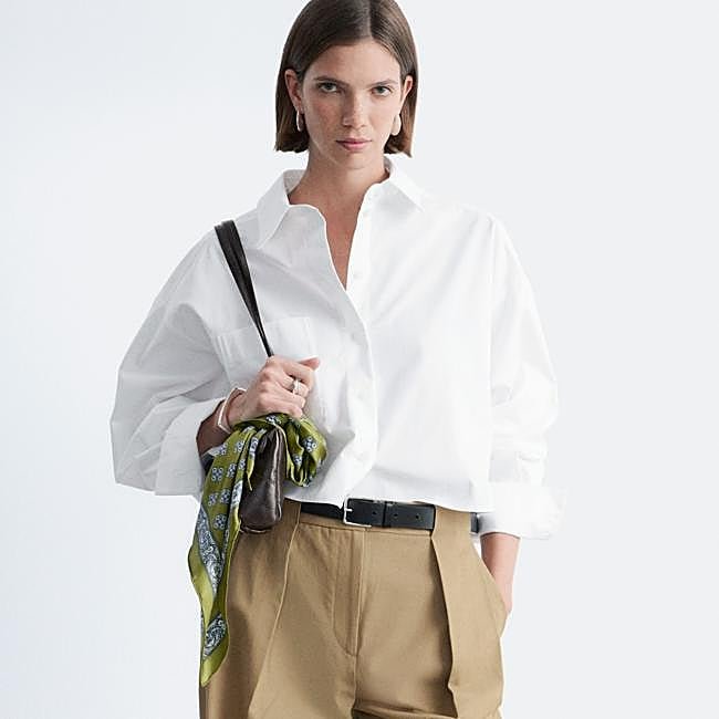 Camisa blanca amplia de &Other Stories, 69,99 euros.