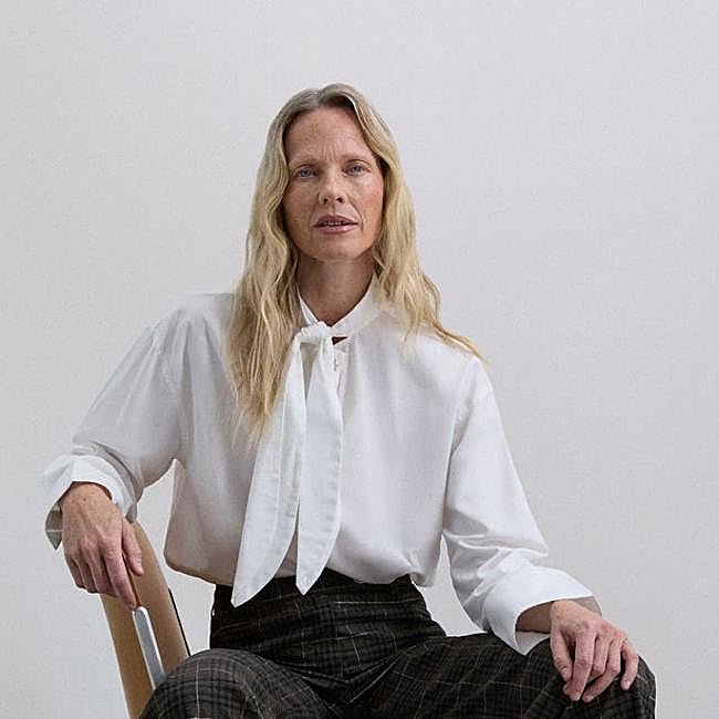 Camisa blanca con lazada de Scalpers, 69,99 euros.
