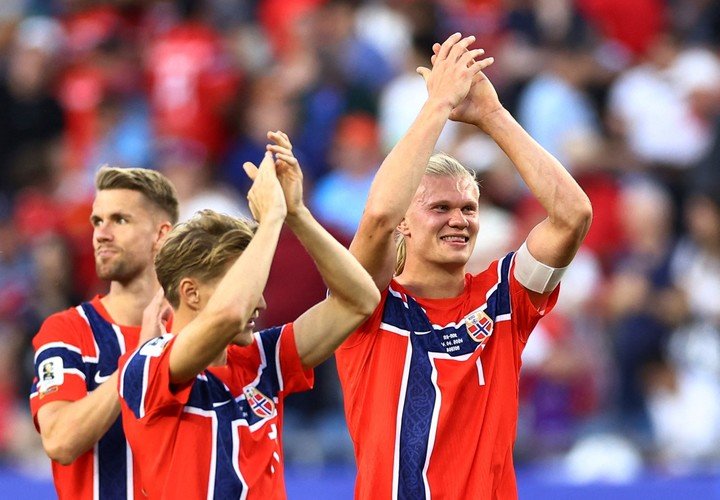 De la mano de Haaland, Noruega brilló en el debut. (REUTERS)