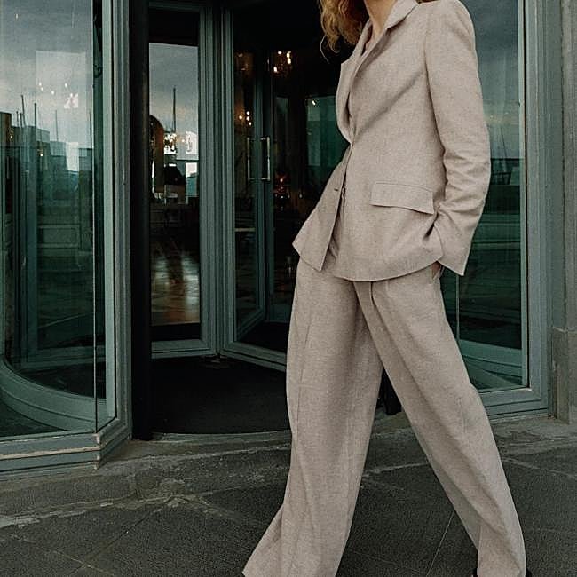 Traje de lino beige de Zara: chaqueta 59,95 euros y pantalón 39,95 euros.