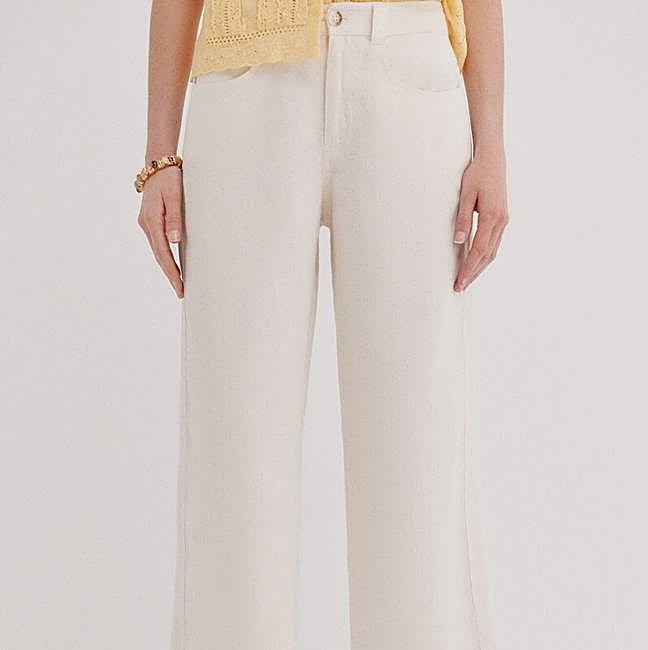 Pantalón blanco de lino de Hoss Intropia, 75 euros.